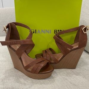 Beautiful brand new wedge with box